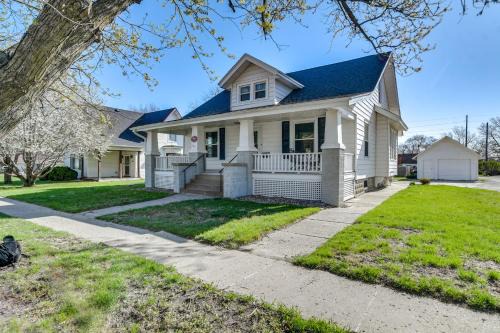 Winterset Maison | Charming Winterset Vacation Rental with Yard and Patio
