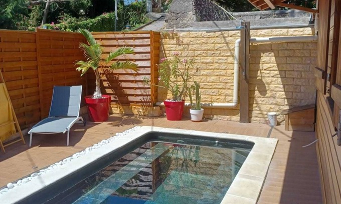 Terre-de-Haut Villa | Charmante villa créole en bois avec sa petite piscine, à proximité des plages