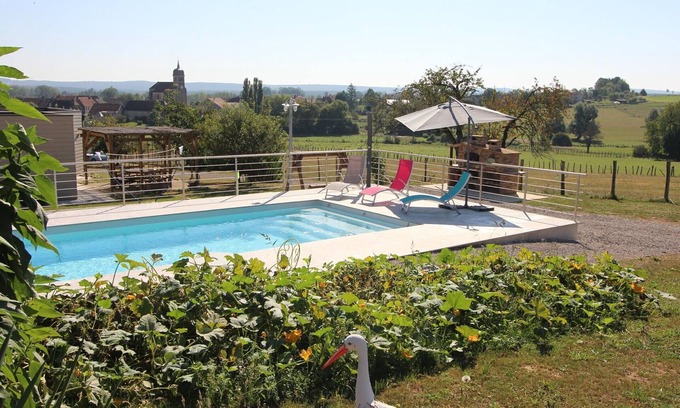 Vy-le-Ferroux Cottage | Charming wooden house with pool and pets allowed