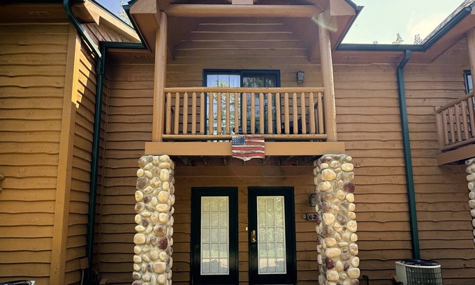 Oglesby Cabine | Charming woodland villa located in a secured resort across from Starved Rock