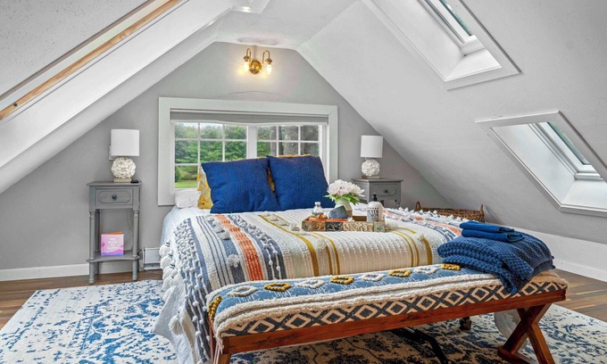 Woodstock Maison | Charming Woodstock Skylight Retreat- Just 10 Minutes from Loon Mountain!