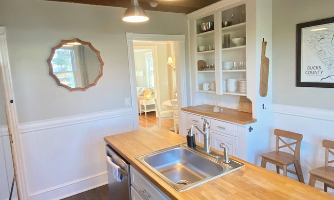 Yardley Maison | Charming Yardley Boro home! Steps to shops/restaurants, close to major transit