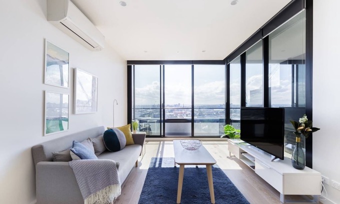 Melbourne Central Business District Appartement | Chasing Skylines Chic and Contemporary Living