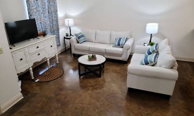 Pine Grove Appartement | Chateau 3, spacious townhouse in Tickfaw, LA