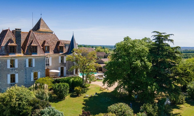 Carsac-de-Gurson Maison | Chateau de Carsac with park and heated pool, perfect for families and groups.