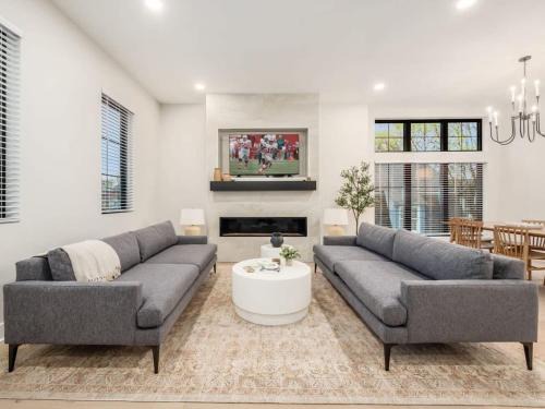 Merion Village Maison | Chateau in the Village - Brand New 3BD 5BA