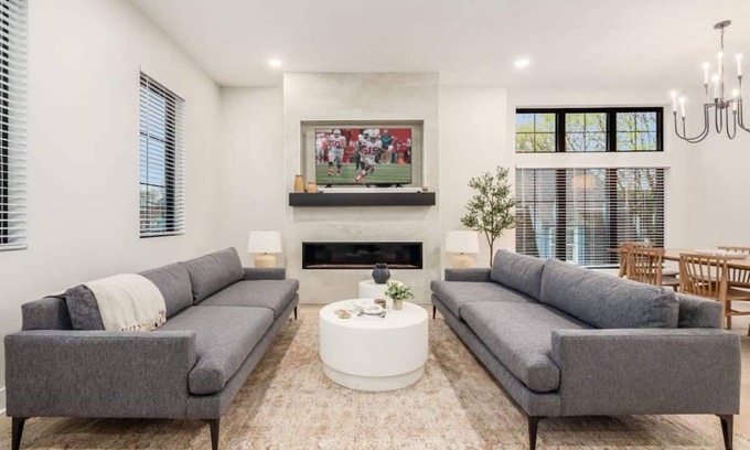 Merion Village Maison | Chateau in the Village - Luxury New Build 3BD/5BA