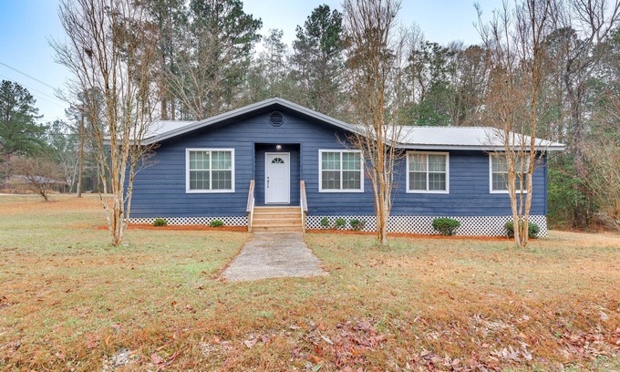 Chatom Maison | Chatom Retreat w/ Furnished Deck & Wooded Views!