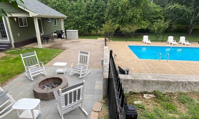 McDonald Maison | Chattanooga Country Home + Pool + Firepit-relaxing + Dog-friendly