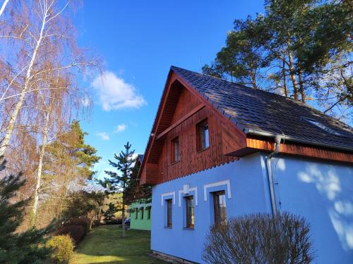 Tyn nad Vltavou Maison | Chaty Koloděje-ubytování u řeky v soukromém areálu-Blue