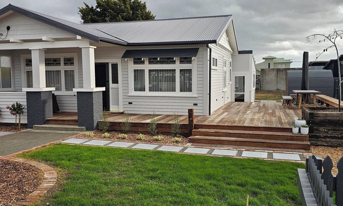 Martinborough Maison | Che Bella on Naples. Fully Restored 2 Bedroom. 2 minute walk to the Square...