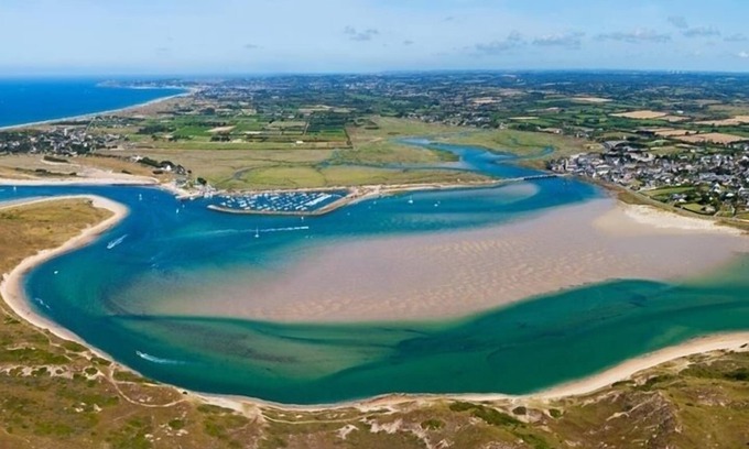 Saint-Nicolas-de-Pierrepont Maison | Gite ala ferme-animaux, piscine et plages à 8 minutes!