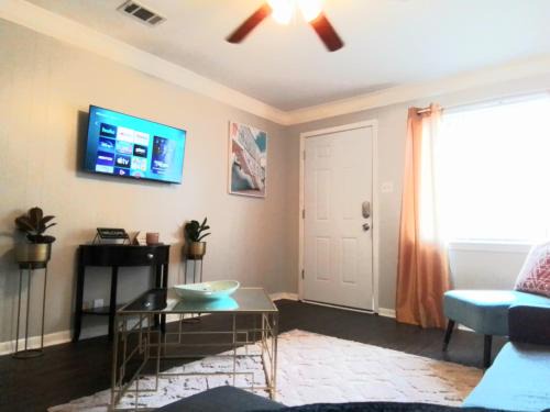 Behrman Maison | Cheeful, 2bed x 1bath Brick House