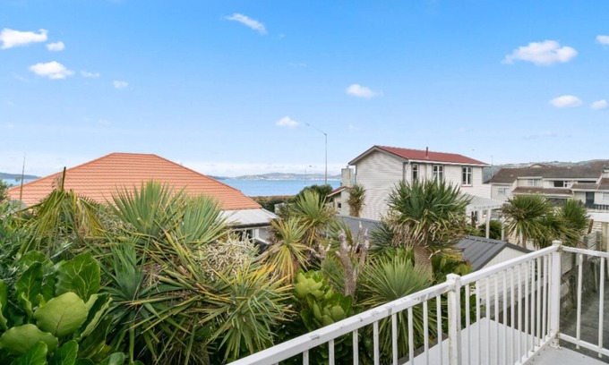 Petone Maison | Cheer full 2bdm warm home close to the beach