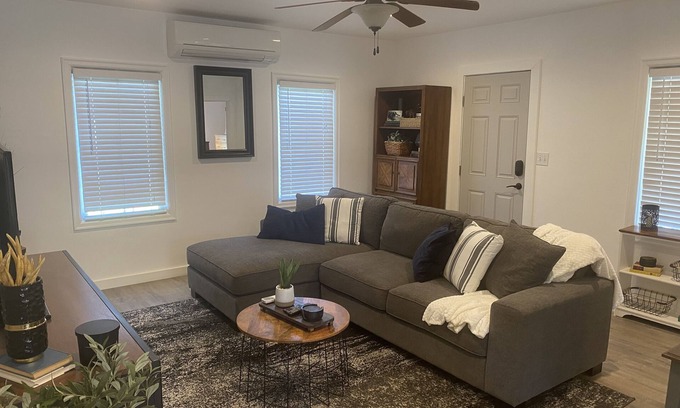 Lynden Maison | Cheerful 1 Bedroom House in the Middle of Town