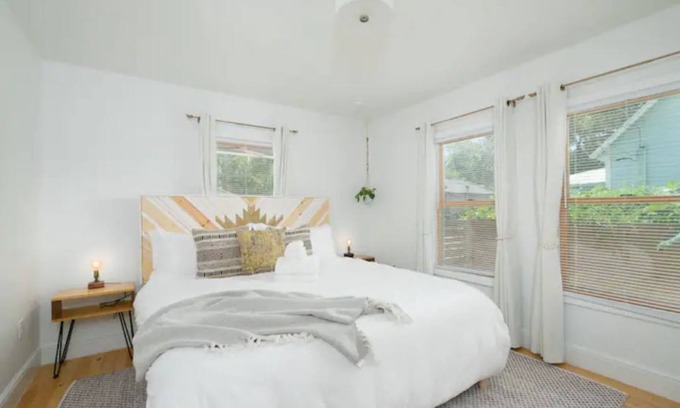 Pleasant Street Maison | Cheerful 2-BDRM/2.5 Bathroom Home Near DWTN & UF