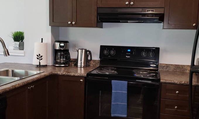 Highland West Maison | Cheerful 2 Bdrm house, free Netflix, free parking for 2 cars