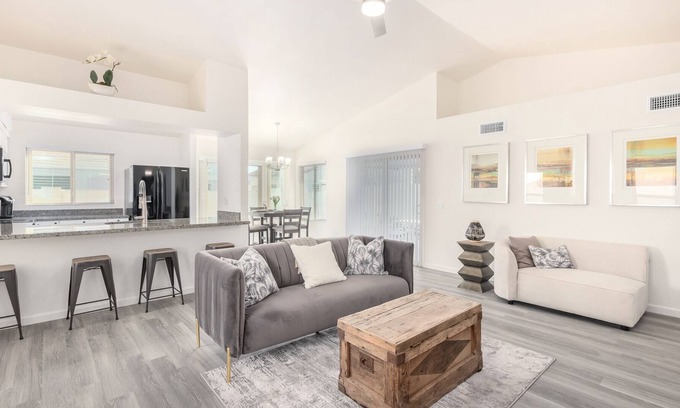 Peacock Village Maison | Cheerful 2 Bedroom/2 Bath home w 2 Car Garage - Sleeps 6. Community Pool