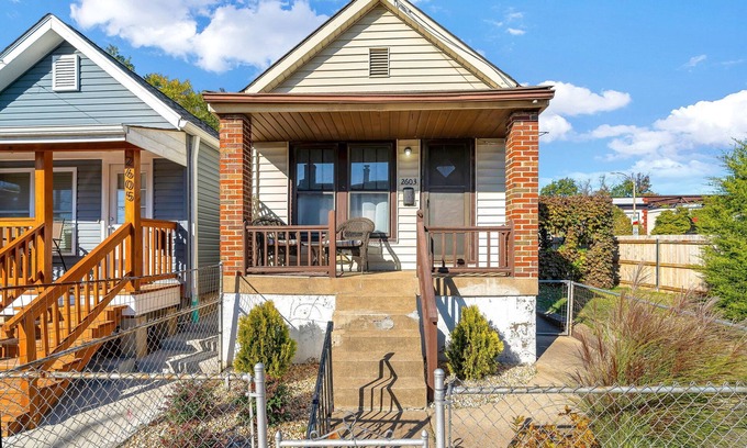 Southwest Garden Maison | Cheerful 2 Bedroom House on the Hill in St. Louis