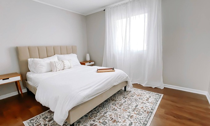 Grass Lake Maison | Cheerful 2 Bedroom in Downtown Grass Lake | Bikes