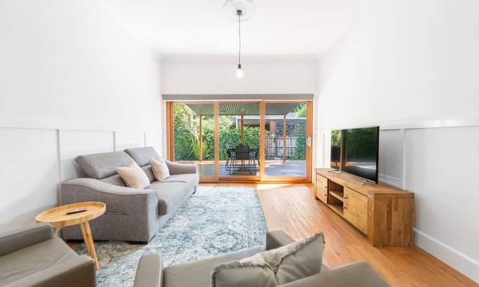 Bendigo Maison | Cheerful 2 BR 2 BA home opposite friendly cafe/pub
