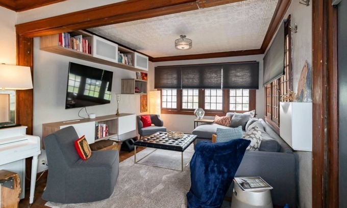 East Lawrence Maison | Cheerful 3 Bedroom / 2 Bathroom Bungalow w/ private Hot Tub + Private Deck/Patio