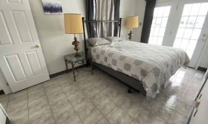 White Oaks Maison | Cheerful 3-bedroom home >near mall, bus, 401 + DT