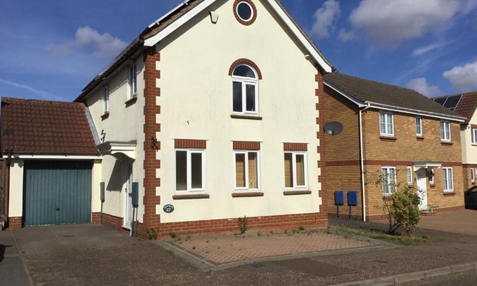 Pattiswick Maison | Cheerful 3 bedroom home with hot tub.