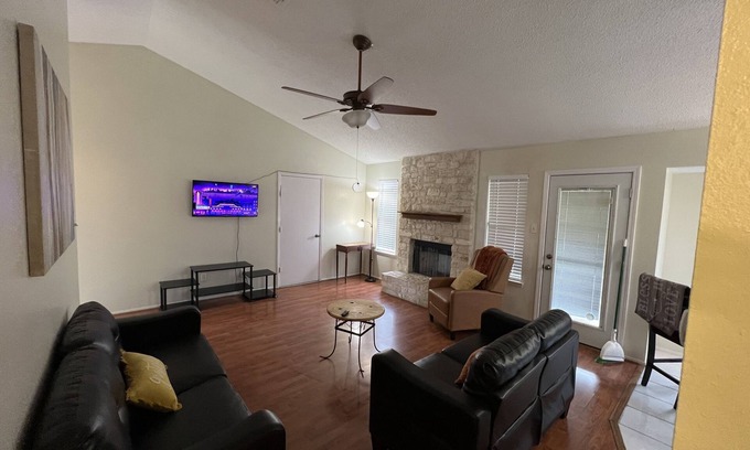 Buckingham Estates Maison | Cheerful 3 Bedroom Home w/Parking in Central South Austin Pet Stays for Free !