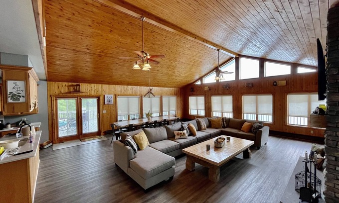 Town of Fowler Maison | Cheerful 3-Bedroom Lake House