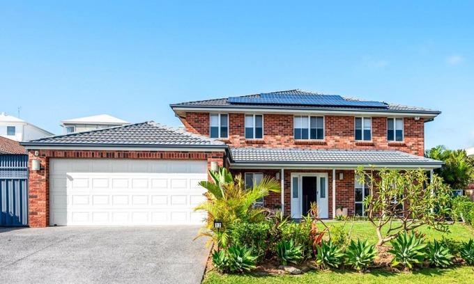 Caves Beach Maison | Cheerful 4-bedroom family retreat in Caves Beach