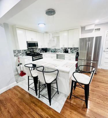Elmont Appartement | Cheerful 4-bedroom home with free parking
