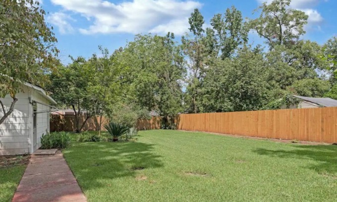 Broadmoor Maison | Cheerful and chic- newly renovated home 4br/3b