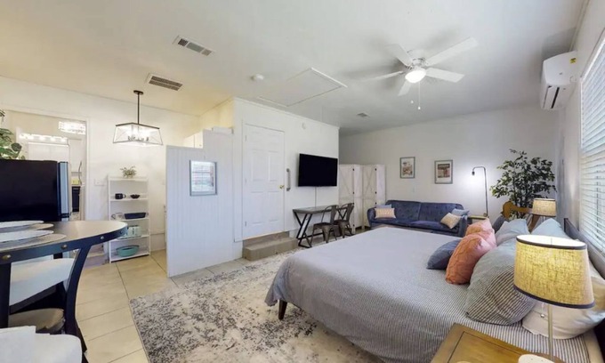 La Brisa Appartement | Cheerful & Charming Studio Apartment ~ 4 miles to Texas A&M and Expo Center