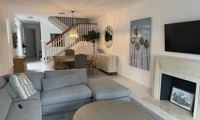 Colee Hammock Maison | Cheerful Comfy 3 Bedroom Town House at Las-Olas