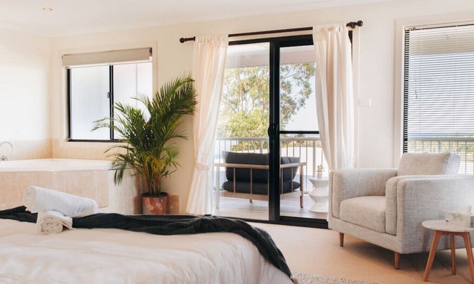 Aroona Maison | Cheerful family home with stunning views