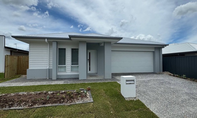 Park Ridge Maison | Cheerful Fantastic Newly built Home