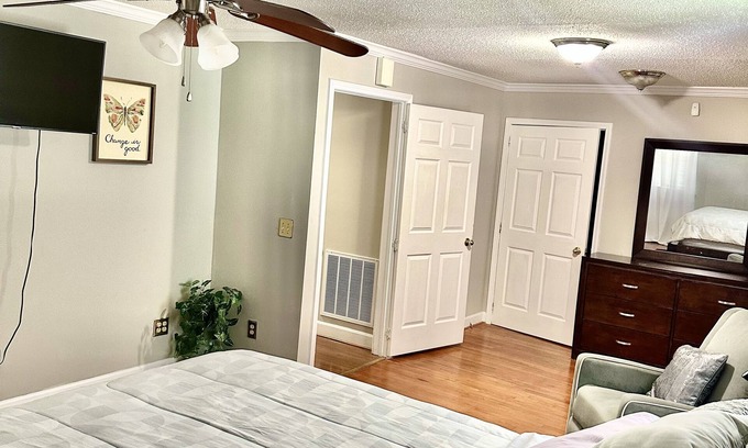 Florence Maison | Cheerful home with plenty of privacy and entertainment room.
