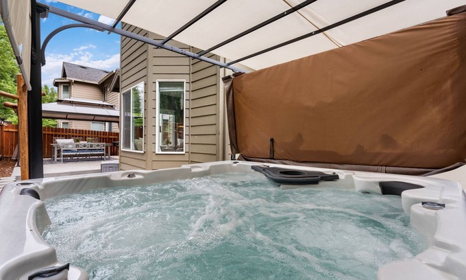 Mill Plain Maison | Cheerful Pet friendly Hot tub home located in Springer Estates.