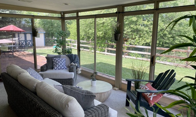 Southeast Maison | Cheerful three bedroom with stunning sunroom!