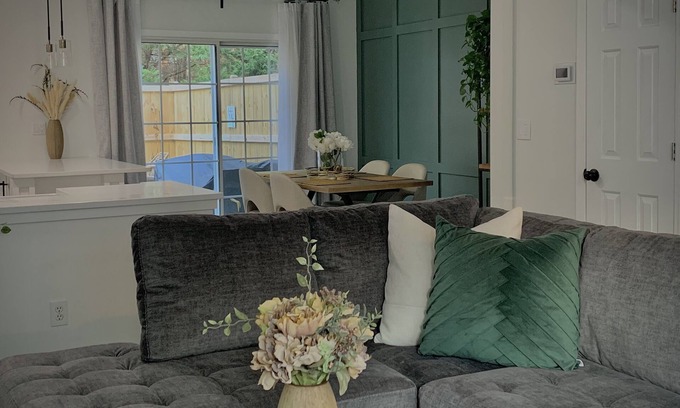 Johns Creek Maison | Cheerful town home with private patio, close to downtown Alpharetta.