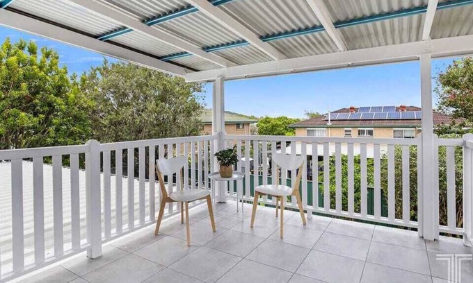 Wishart Maison | Cheerful Upstairs 3 Bedroom Home w Free Parking