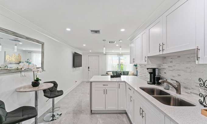 Greenacres Maison | Cheerful Vacation home 2/1 bed with outside hot tub