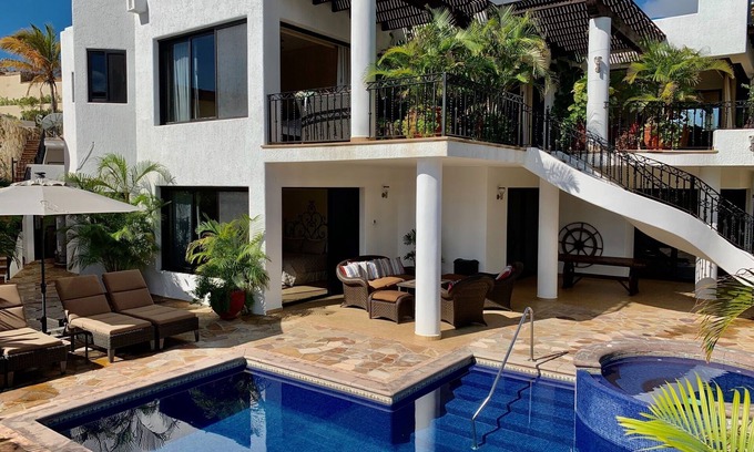 Pedregal Villa | Chef + Femme de ménage inclus, piscine chauffée privée, à 2 minutes de la plage, des critiques étonnantes!