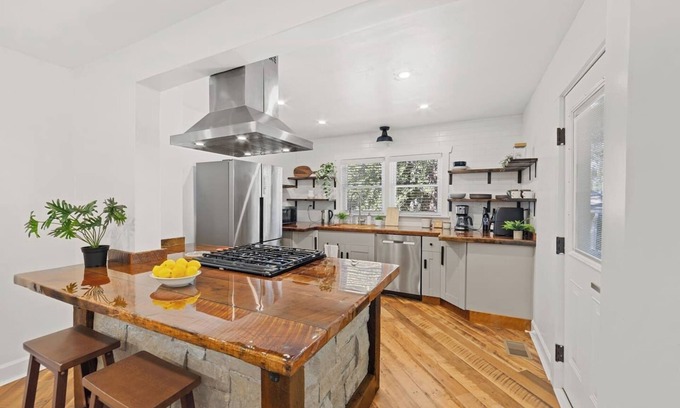 North Druid Hills Maison | Chef's Kitchen; King Bed, Queen & Bunk Bed, 65" TV