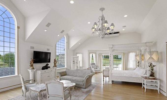Mt. Bethel Maison | Private Year-Round Mountain Valley Mansion 200 Acres, Farm View, Chelsea Sun inn