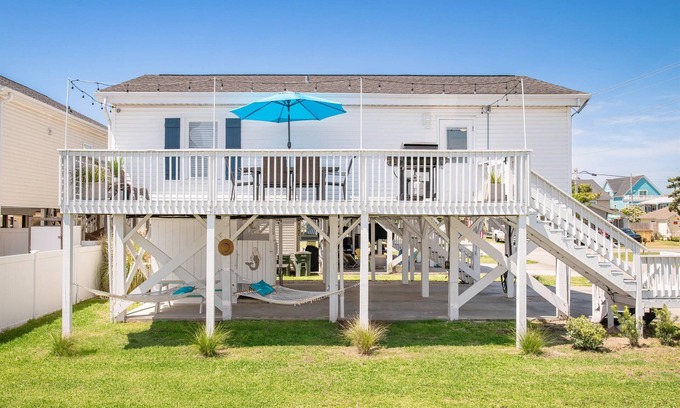 Cherry Grove Beach Maison | Cherry Grove Beach Cottage Steps From The Ocean - Pet Friendly!