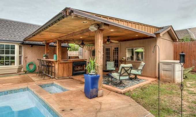 Oklahoma City Maison | Cherry Hill Retreat - Pool & Cabana