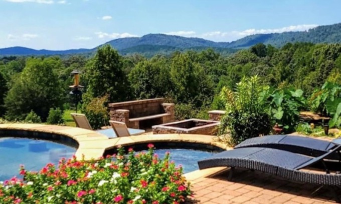 Toccoa Maison | Beautiful Mountain Views with a Resort Style Pool and Wedding Venue