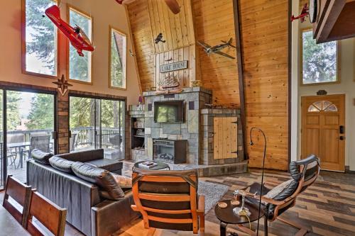 Lake Almanor West Maison | Chester Cabin with Deck - Walk to Lake and Golfing!